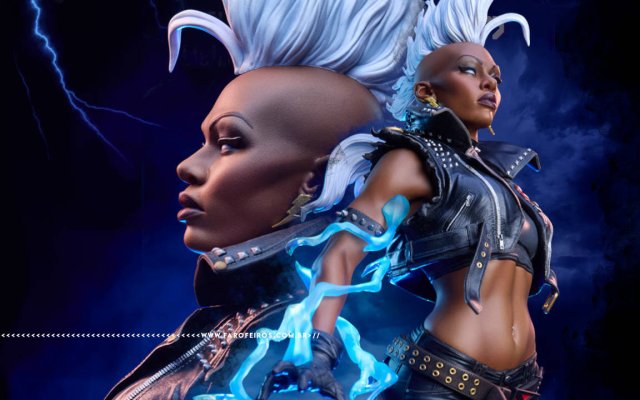 Estátua da Tempestade com moicano da Sideshow Collectibles — arte conceitual em composição dupla mostrando o perfil esquerdo do rosto em close e a figura completa de costas, com raios azuis ao redor do corpo e relâmpagos ao fundo em céu noturno dramático.