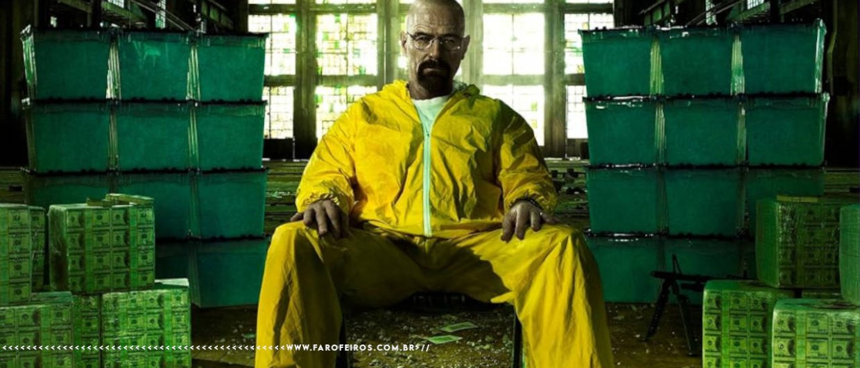 Poster promocional da série Breaking Bad com Walter White, de roupa de proteção amarela, óculos e cabeça raspada, está sentado em uma cadeira no centro de um galpão abandonado, cercado por pilhas de dinheiro e notas espalhadas pelo chão. Ao fundo, janelas industriais com luz esverdeada. Expressão é séria e imponente. Na parte inferior, a marca d'água do site www.farofeiros.com.br