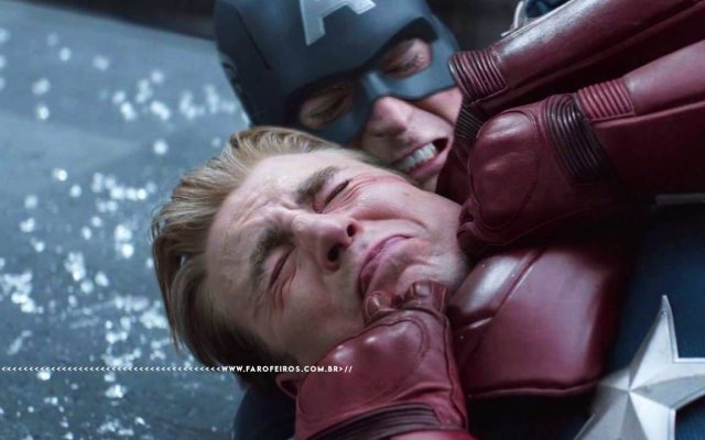 Cena do filme Vingadores: Ultimato onde o Capitão América do passado (de máscara) enforca o Capitão América do presente. Na parte inferior, a marca d'água do site www.farofeiros.com.br