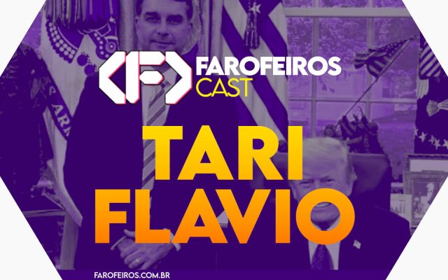 Capa do episódio 72 do Farofeiros Cast em um hexágono roxo e bordas brancas. No centro, o título do episódio em letras grandes amarelas e laranja: "TARIFLAVIO". Ao fundo se pode ver uma foto do Salão Oval estadunidense com Donald Trump sentado e Flavio Bolsonaro em pé. Na faixa inferior o endereço farofeiros.com.br.