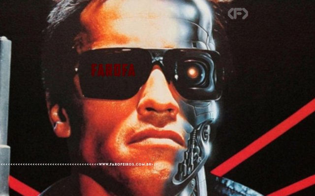 Detalhe do poster do primeiro filme Exterminador do Futuro com close-up no rosto de Arnold com óculos escuros - Um dos olhos está vermelho e no outro escrito FAROFA em vermelho. Na parte inferior, a marca d'água do site www.farofeiros.com.br.