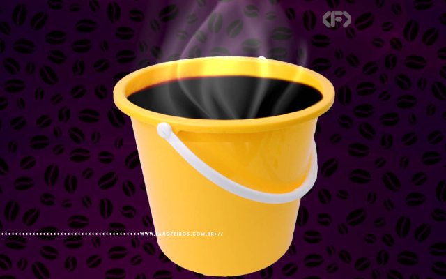 Montagem digital de um balde amarelo com café quentinho dentro - o fundo em tons de roxo se contrata com grãos de café espalhados. Na faixa inferior o endereço farofeiros.com.br.