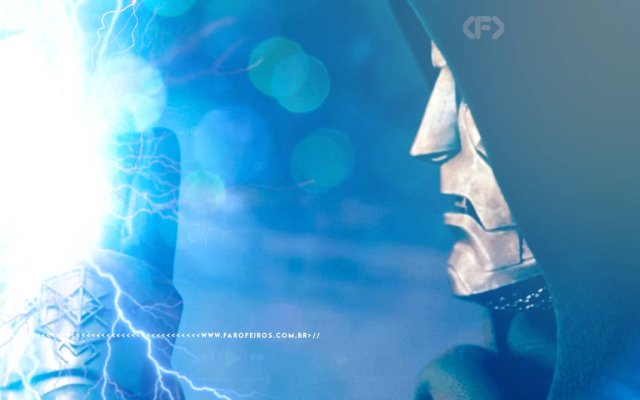 Doutor Destino em close de perfil aparando o martelo do Thor com apenas dois dedos. Na faixa inferior o endereço farofeiros.com.br