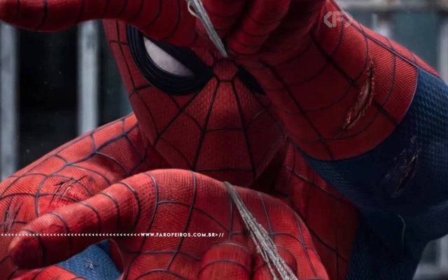 Cena do filme Homem Aranha - Mais Um Dia com o personagem em close atirando teias na sua direção com uma mão sobre a outra. Na faixa inferior o endereço farofeiros.com.br