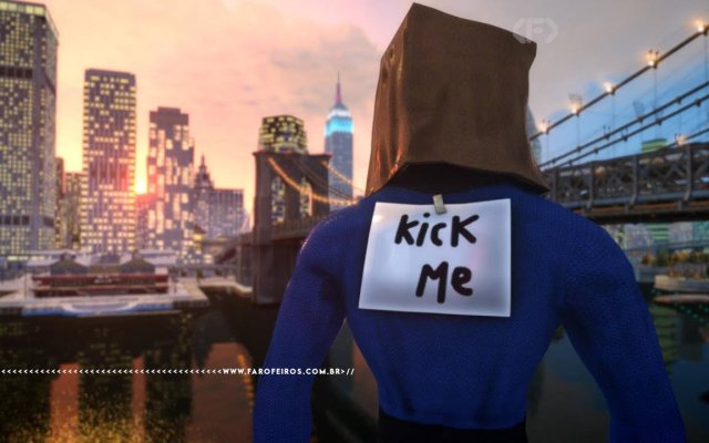 Homem Aranha de costas admirando uma cidade no amanhecer usando uma roupa do quarteto fantástico e um saco de pão na cabeça pode-se ver um cartaz colado em suas costas escrito KICK ME. Na faixa inferior o endereço farofeiros.com.br