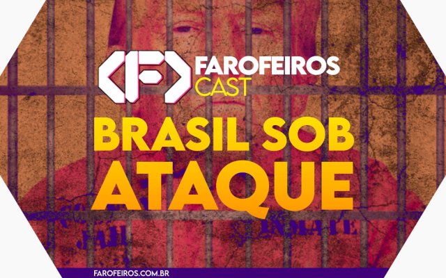 Capa do episódio 82 do Farofeiros Cast em um hexágono vermelho e roxo com bordas brancas. No centro, o título do episódio em letras grandes amarelas e laranja: "BRASIL SOB ATAQUE". Ao fundo uma montagem de Donald Trump sério atrás de grades de uma prisão.