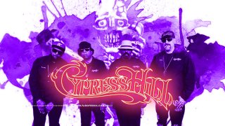 A banda estadunidense Cypress Hill sob um filtro roxo e com fundo que simula tinta espalhada - o logo da banda está à frente feito em contorno branco e brilho avermelhado.