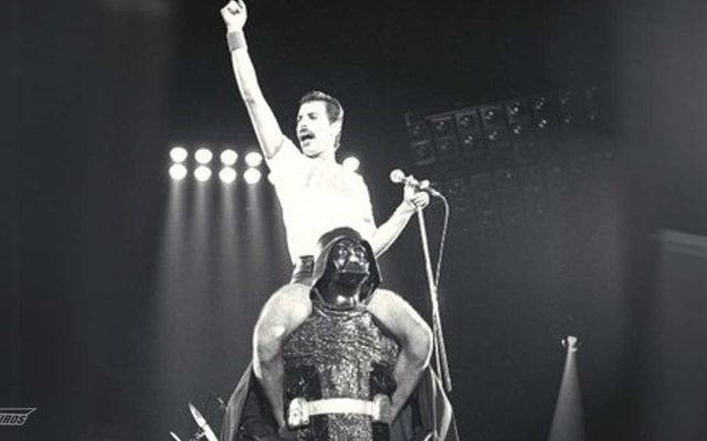 Freddie Mercury junto de Darth Vader não poderia ser menos ÉPICO