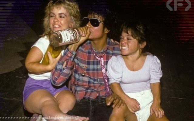 Michael Jackson bebendo vodca direto da garrafa com duas anãs - Blog Farofeiros
