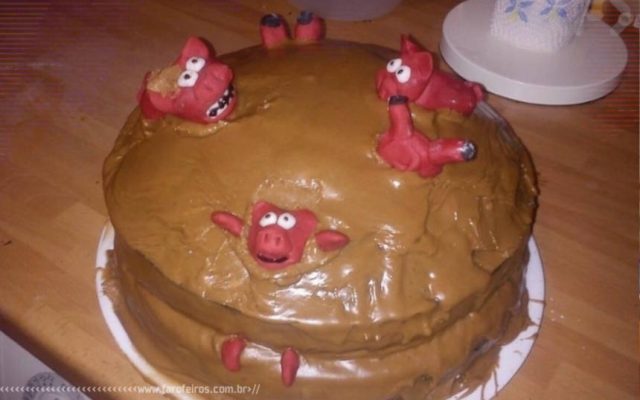 Salve-se quem puder - Bolo de lama com bacon - Porcos - Blog Farofeiros