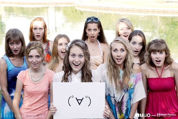 Modelos do Uzbequistão demonstram emoticons japoneses - Blog Farofeiros