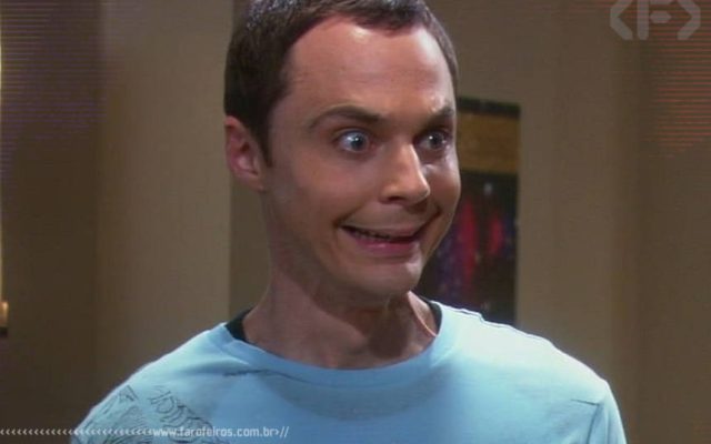 Sheldon sorrindo - Piadas para a festa de confraternização - Blog Farofeiros - 1
