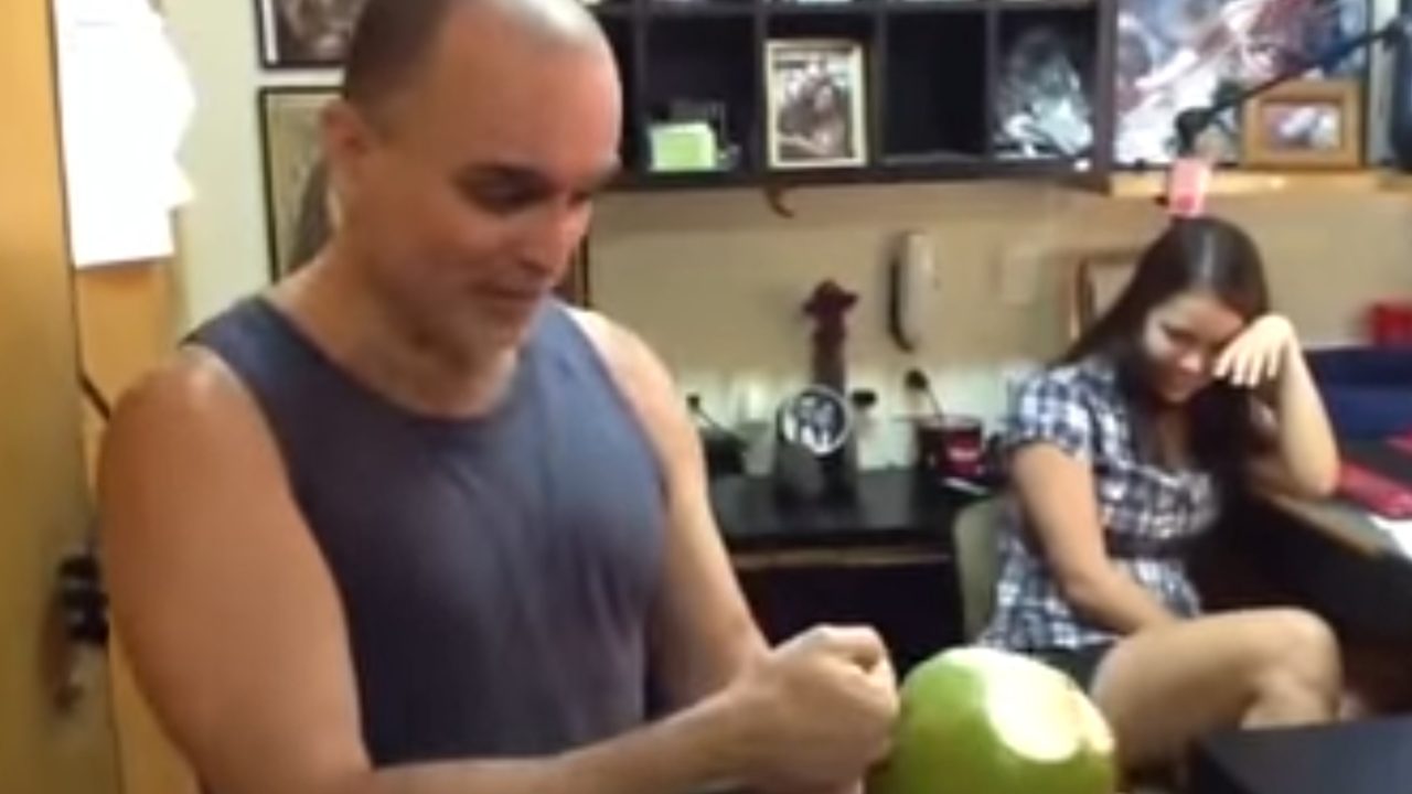 Aprenda a socar um coco com Mike Deodato Jr.