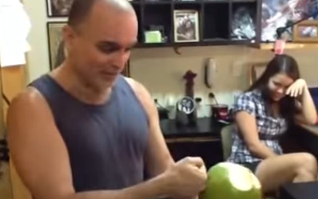 Aprenda a socar um coco com Mike Deodato Jr.