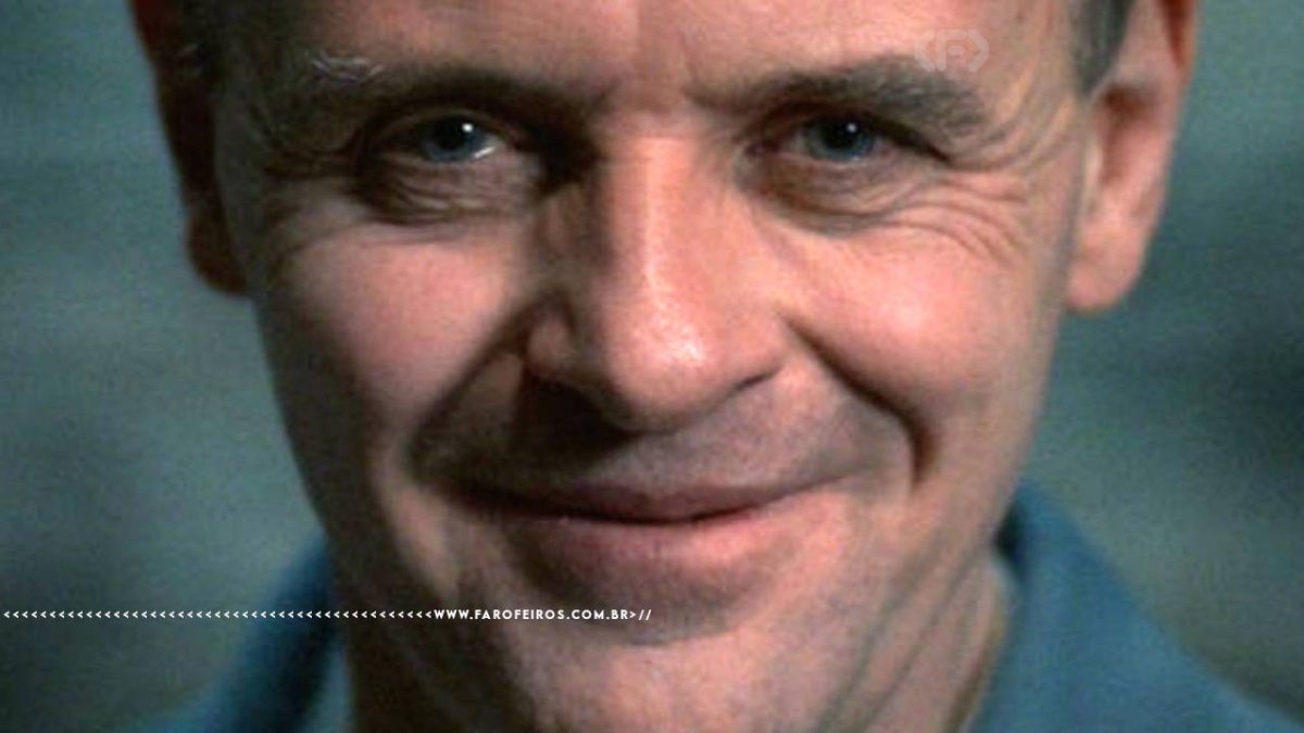 Foto de Hannibal Lecter em close sorrindo em sua direção