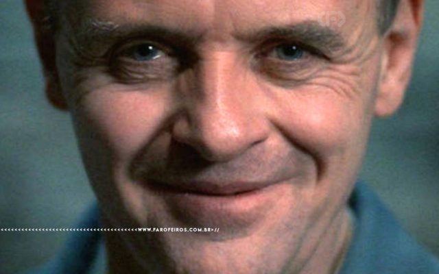 Foto de Hannibal Lecter em close sorrindo em sua direção