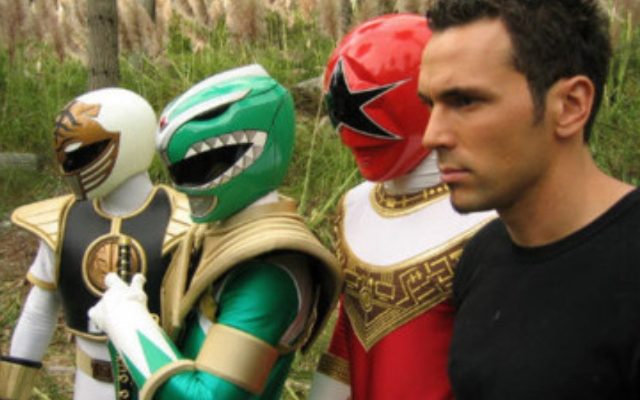O Power Ranger Verde quebrou o recorde mundial de quebrar pranchas de madeira enquanto voa
