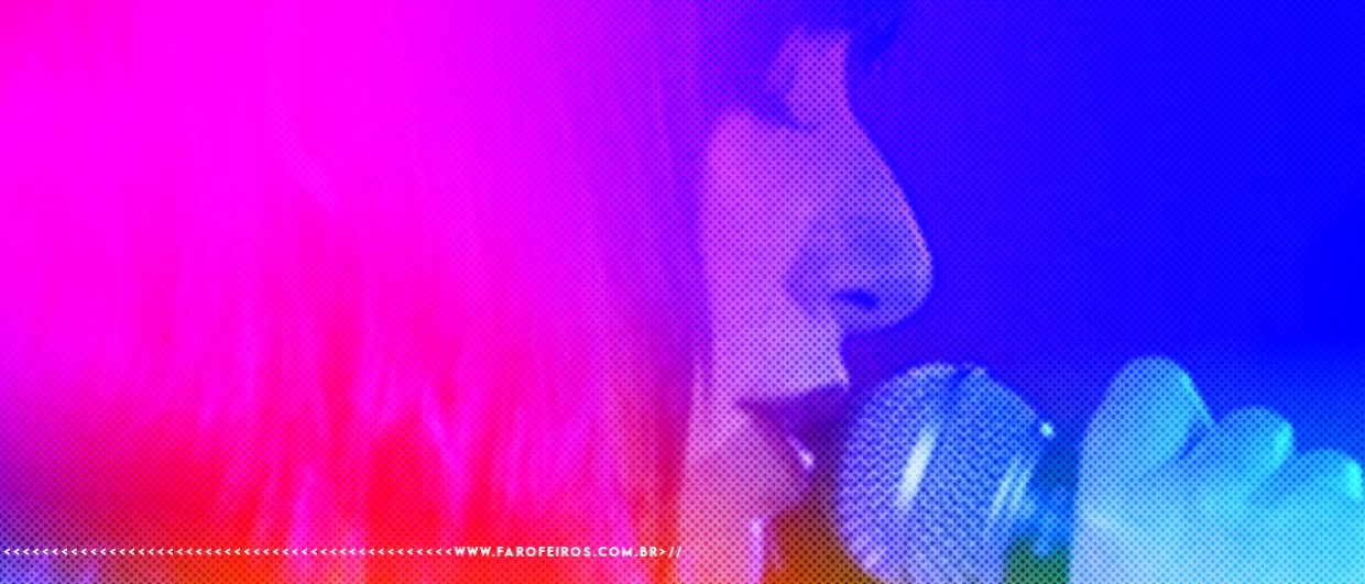 A cantora Karan O em uma foto em close up de perfil e de olhos fechados cantando - a imagem possui um filtro colorido iluminando a imagem com diversas cores - FAROFEIROS.COM.BR