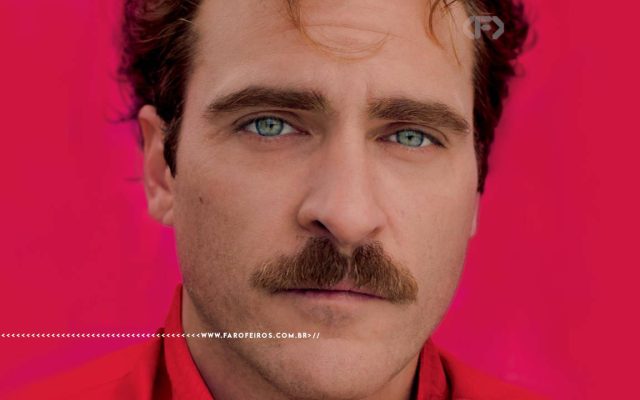 Close up no ator Joaquin Phoenix em frente a um fundo rosa choque em peça promocional do filme Her (2013) - FAROFEIROS.COM.BR
