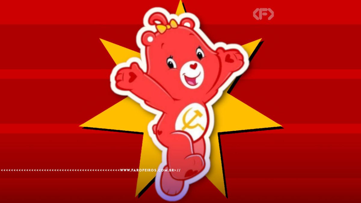 Fundo vermelho com linhas horizontais mais escuras. No centro, uma grande estrela amarela de cinco pontas com contorno preto. Sobre a estrela, a personagem Ursinha Carinhosa vermelha, com um laço amarelo na cabeça e um símbolo comunista (foice e martelo) amarelo em um círculo branco na barriga. Ela está com os braços levantados e uma expressão alegre.