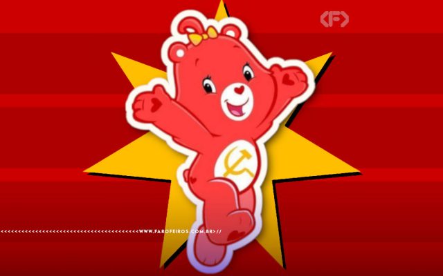 Fundo vermelho com linhas horizontais mais escuras. No centro, uma grande estrela amarela de cinco pontas com contorno preto. Sobre a estrela, a personagem Ursinha Carinhosa vermelha, com um laço amarelo na cabeça e um símbolo comunista (foice e martelo) amarelo em um círculo branco na barriga. Ela está com os braços levantados e uma expressão alegre.