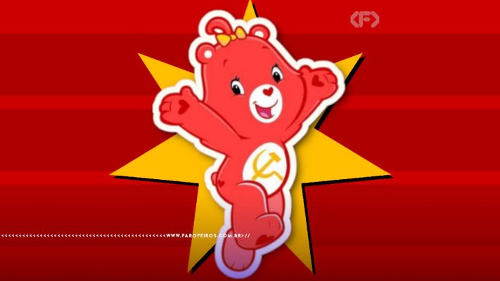 Fundo vermelho com linhas horizontais mais escuras. No centro, uma grande estrela amarela de cinco pontas com contorno preto. Sobre a estrela, a personagem Ursinha Carinhosa vermelha, com um laço amarelo na cabeça e um símbolo comunista (foice e martelo) amarelo em um círculo branco na barriga. Ela está com os braços levantados e uma expressão alegre.