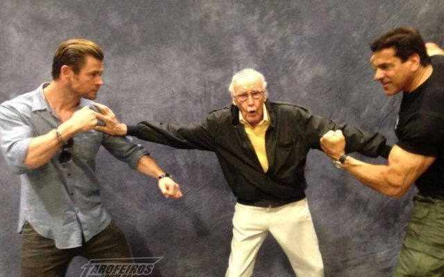 Lembra aquele dia que Stan Lee segurou a treta entre Thor e Hulk - Stan Lee dando susto - Blog Farofeiros