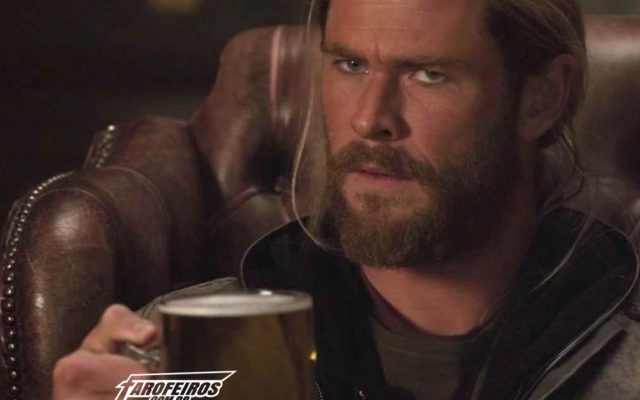 Vingadores bebendo - Thor - Blog Farofeiros