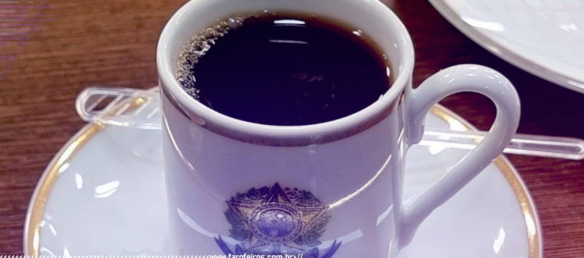 Democracia e um cafezinho - Paola Costa - Blog Farofeiros