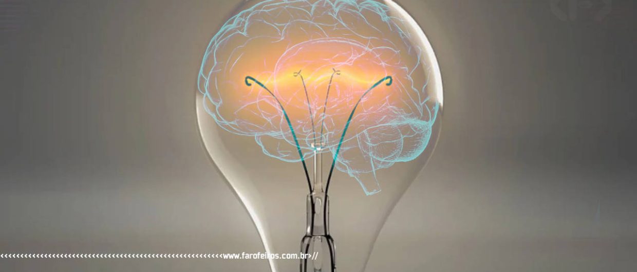 Dicas de como ser mais inteligente - bulbo de lâmpada com uma arte holográfica de cérebro dentro - BLOG FAROFEIROS