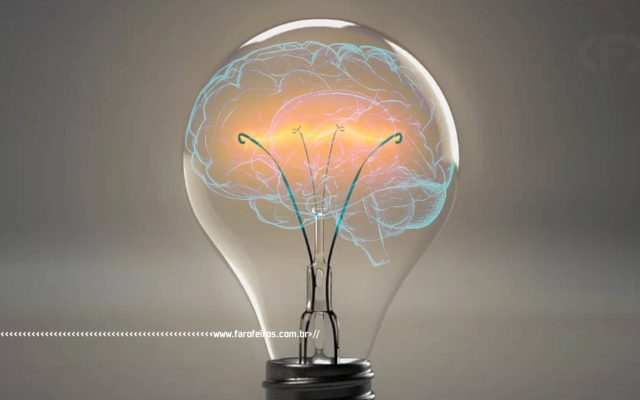 Dicas de como ser mais inteligente - bulbo de lâmpada com uma arte holográfica de cérebro dentro - BLOG FAROFEIROS
