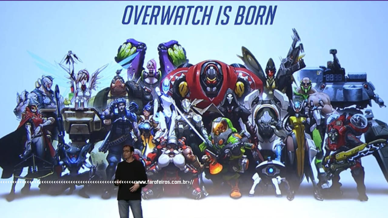 Jeff Kaplan na frente de um telão mostrando os heróis de Overwatch - O que é o Project Titan - blog FAROFEIROS