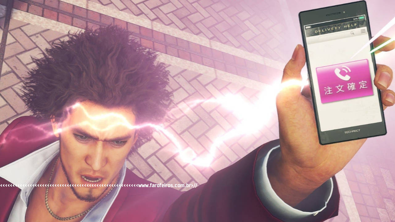 Personagem do jogo Yakuza Like a Dragon erguendo um smartphone para o alto e recebendo energia cósmica por isso - Cada vez mais cético - blog FAROFEIROS