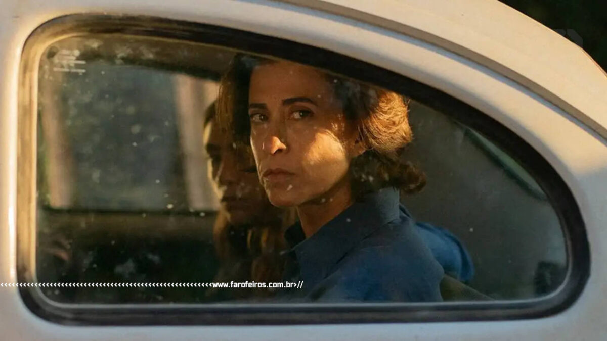 Ainda Estou Aqui - Atriz Fernanda Torres observa séria algo de dentro de um carro - blog FAROFEIROS