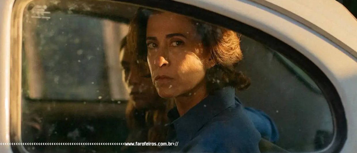 Ainda Estou Aqui - Atriz Fernanda Torres observa séria algo de dentro de um carro - blog FAROFEIROS