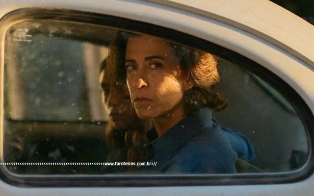 Ainda Estou Aqui - Atriz Fernanda Torres observa séria algo de dentro de um carro - blog FAROFEIROS