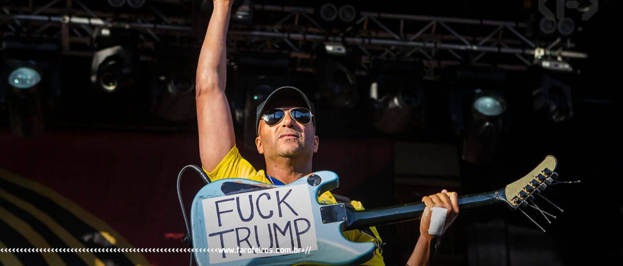 Killing in the Name - Rage Against The Machine - Tom Morello com punho ao ar e guitarra com os dizeres FUCK TRUMP - blog FAROFEIROS