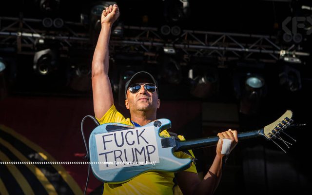 Killing in the Name - Rage Against The Machine - Tom Morello com punho ao ar e guitarra com os dizeres FUCK TRUMP - blog FAROFEIROS