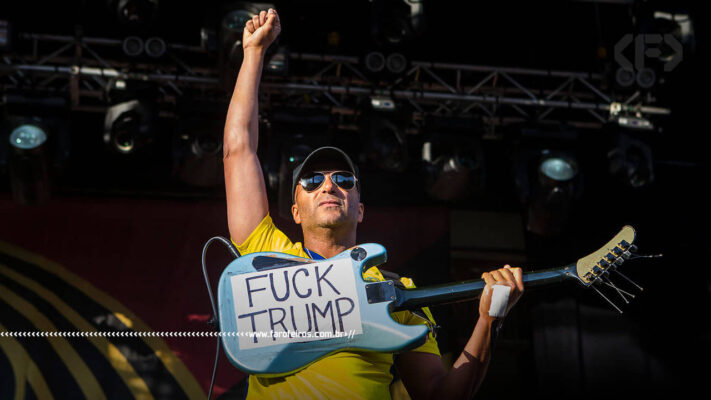 Killing in the Name - Rage Against The Machine - Tom Morello com punho ao ar e guitarra com os dizeres FUCK TRUMP - blog FAROFEIROS