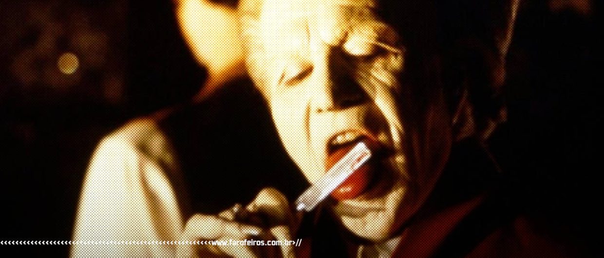 Além do limite - Drácula de Bram Stoker lambendo uma navalha com efeito de alta exposição - blog FAROFEIROS