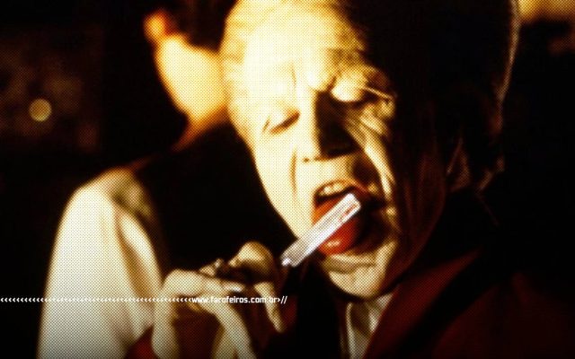 Além do limite - Drácula de Bram Stoker lambendo uma navalha com efeito de alta exposição - blog FAROFEIROS
