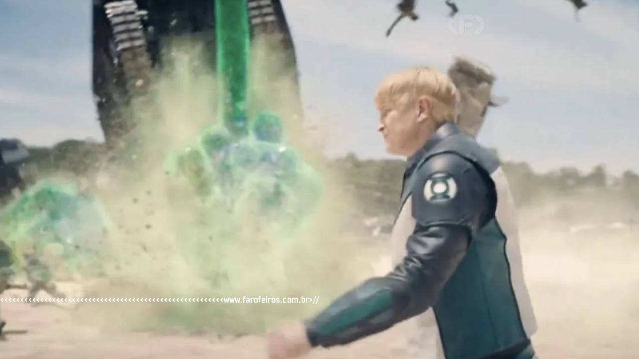 Guy Gardner usa seu anel de energia para derrubar um tanque com uma mão gigante mostrando o dedo do meio - O legado do Superman - James Gunn - blog FAROFEIROS
