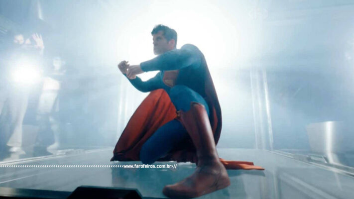 Superman com um joelho apoiado no chão se preparando para um super soco - O legado do Superman - James Gunn - blog FAROFEIROS