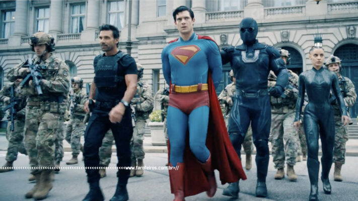 Superman é preso e acompanhado por soldados dos EUA Ultraman e Engenheira - O legado do Superman - James Gunn - blog FAROFEIROS