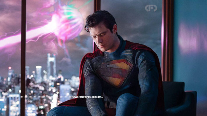 Superman se prepara para a ação enquanto um ser alienígena flutuante gigante ataca a Gangue da justiça - O legado do Superman - James Gunn - blog FAROFEIROS