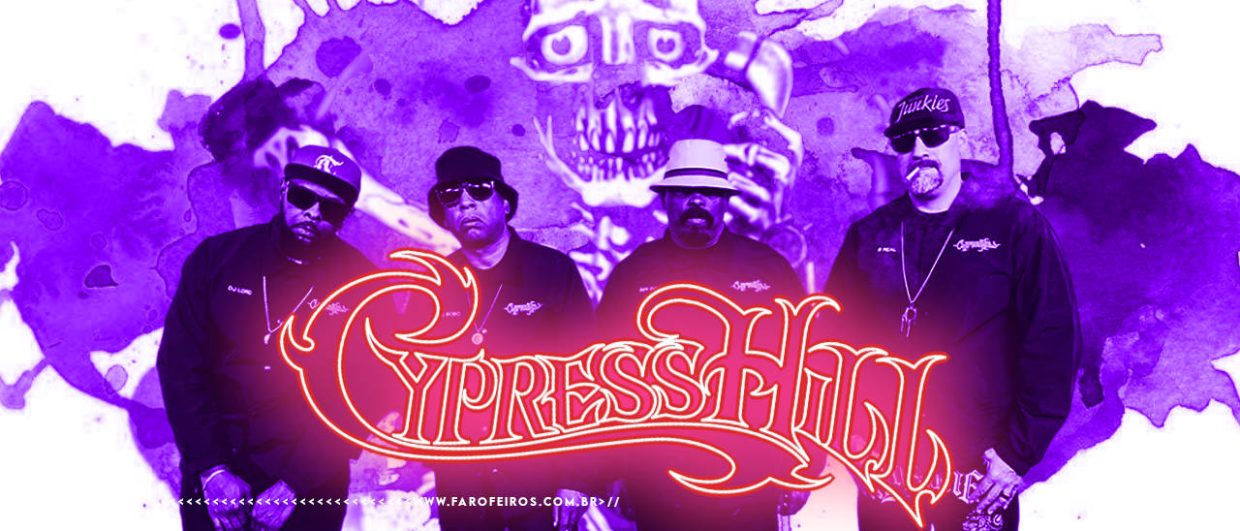 A banda estadunidense Cypress Hill sob um filtro roxo e com fundo que simula tinta espalhada - o logo da banda está à frente feito em contorno branco e brilho avermelhado.