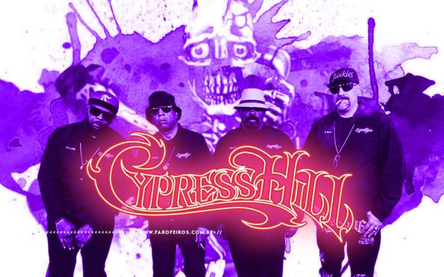 A banda estadunidense Cypress Hill sob um filtro roxo e com fundo que simula tinta espalhada - o logo da banda está à frente feito em contorno branco e brilho avermelhado.