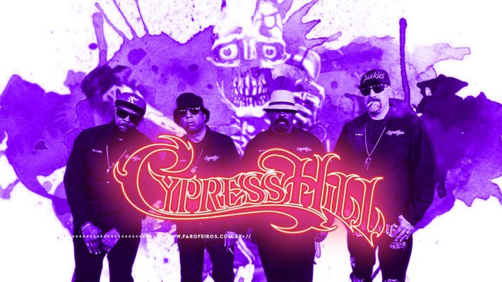 A banda estadunidense Cypress Hill sob um filtro roxo e com fundo que simula tinta espalhada - o logo da banda está à frente feito em contorno branco e brilho avermelhado.