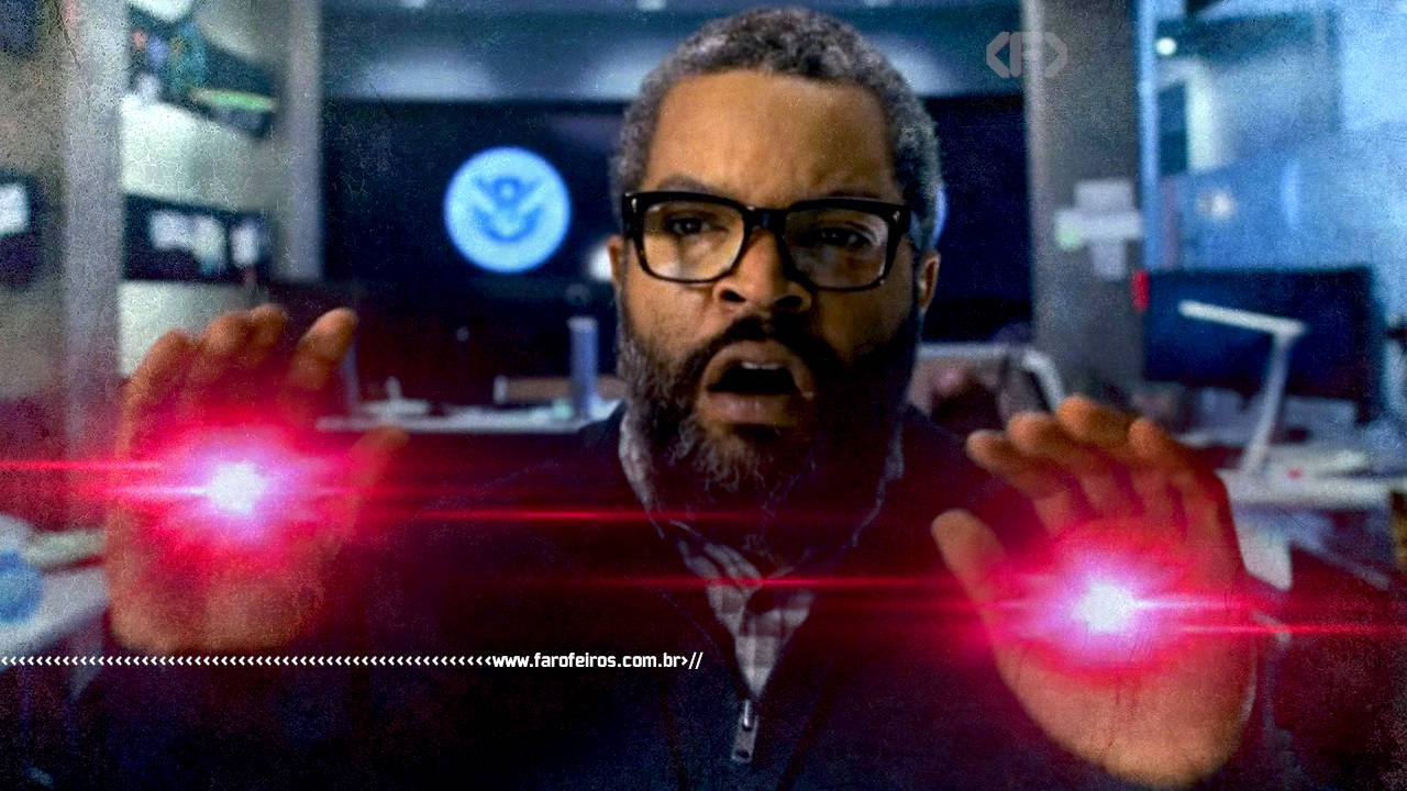 Ice Cube assustado soltando raios pelas mãos em Guerra dos Mundos - blog FAROFEIROS
