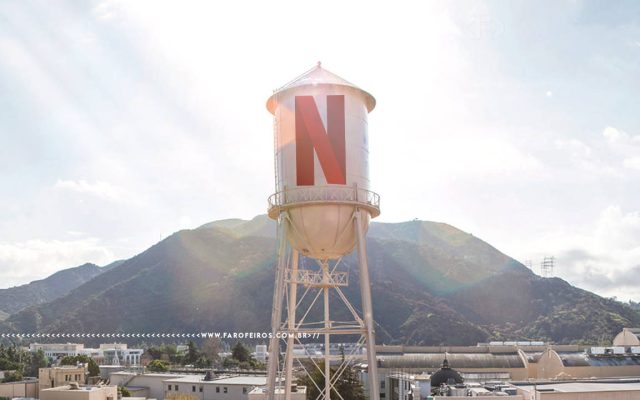 Torre de Água da Warner Bros com o logo tipo da Netflix - blog FAROFEIROS
